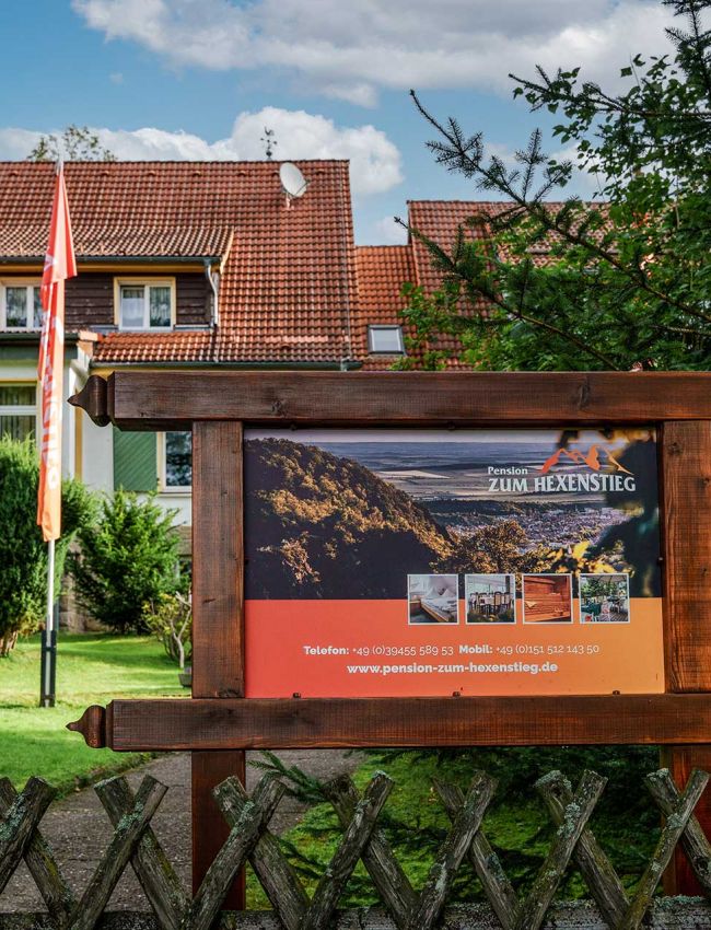 Pension Zum Hexenstieg – idyllische Unterkunft im Harz mit gemütlichem Ambiente, grüner Umgebung und Wanderweg-Anbindung.